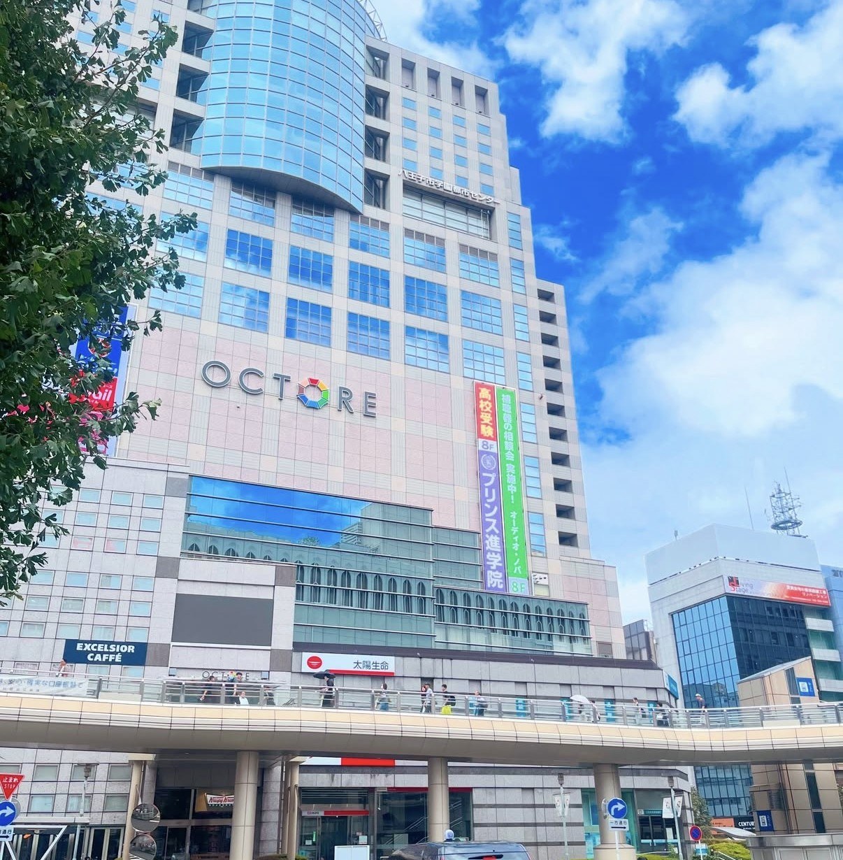 青空の下の八王子駅北口(@youroad802の投稿より)